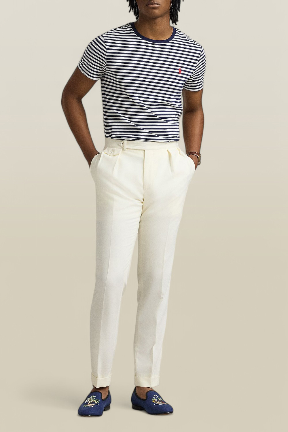 תמונת כל הלוק של חולצת טי